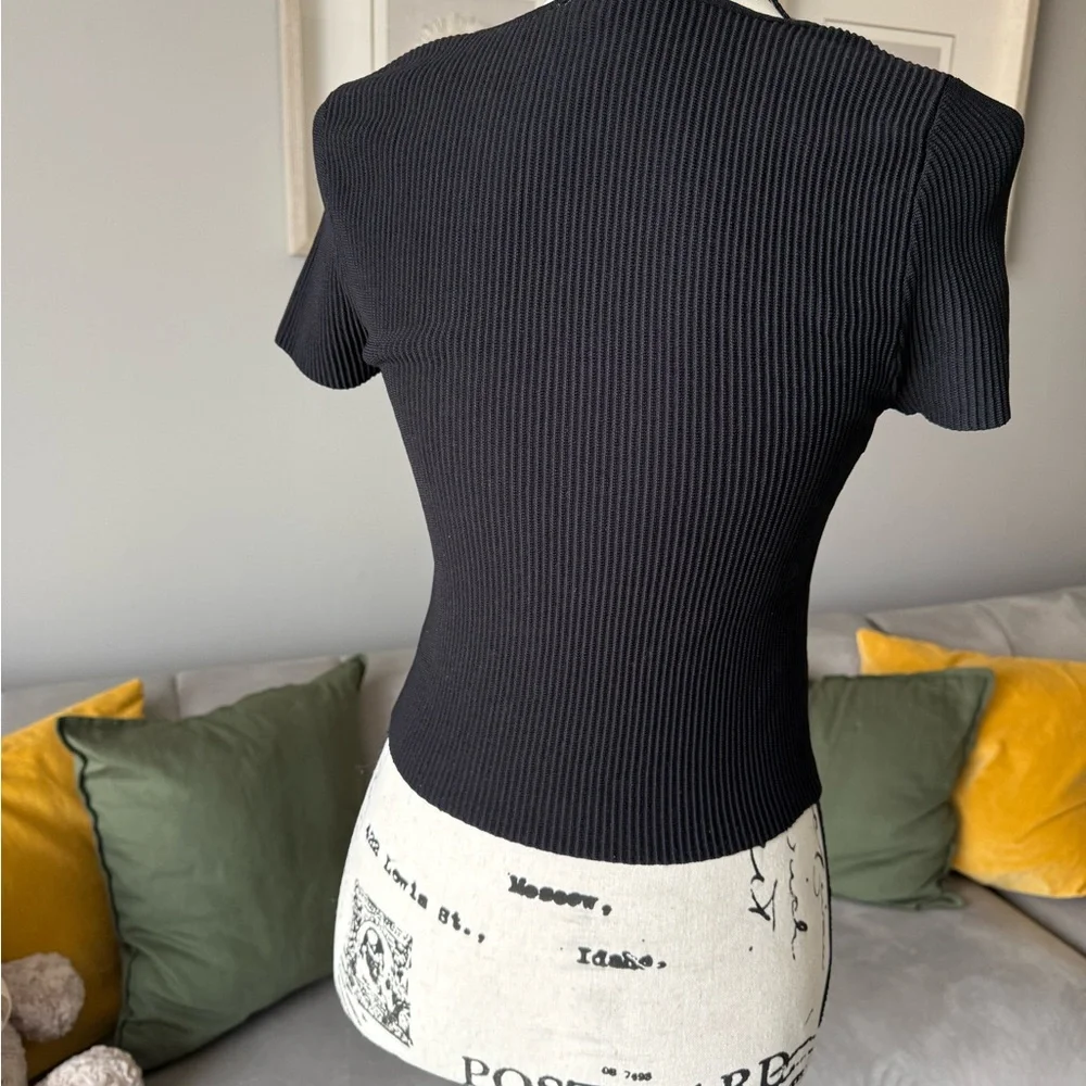 Elegant Black Cut-Out Crop Top - Picture 2 of 5